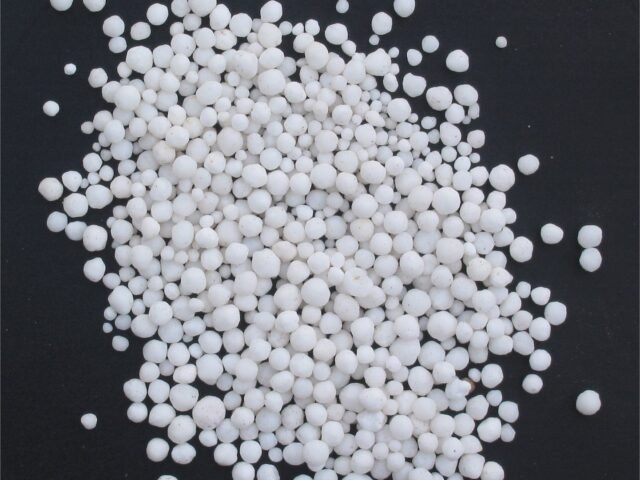 White fertiliser prills